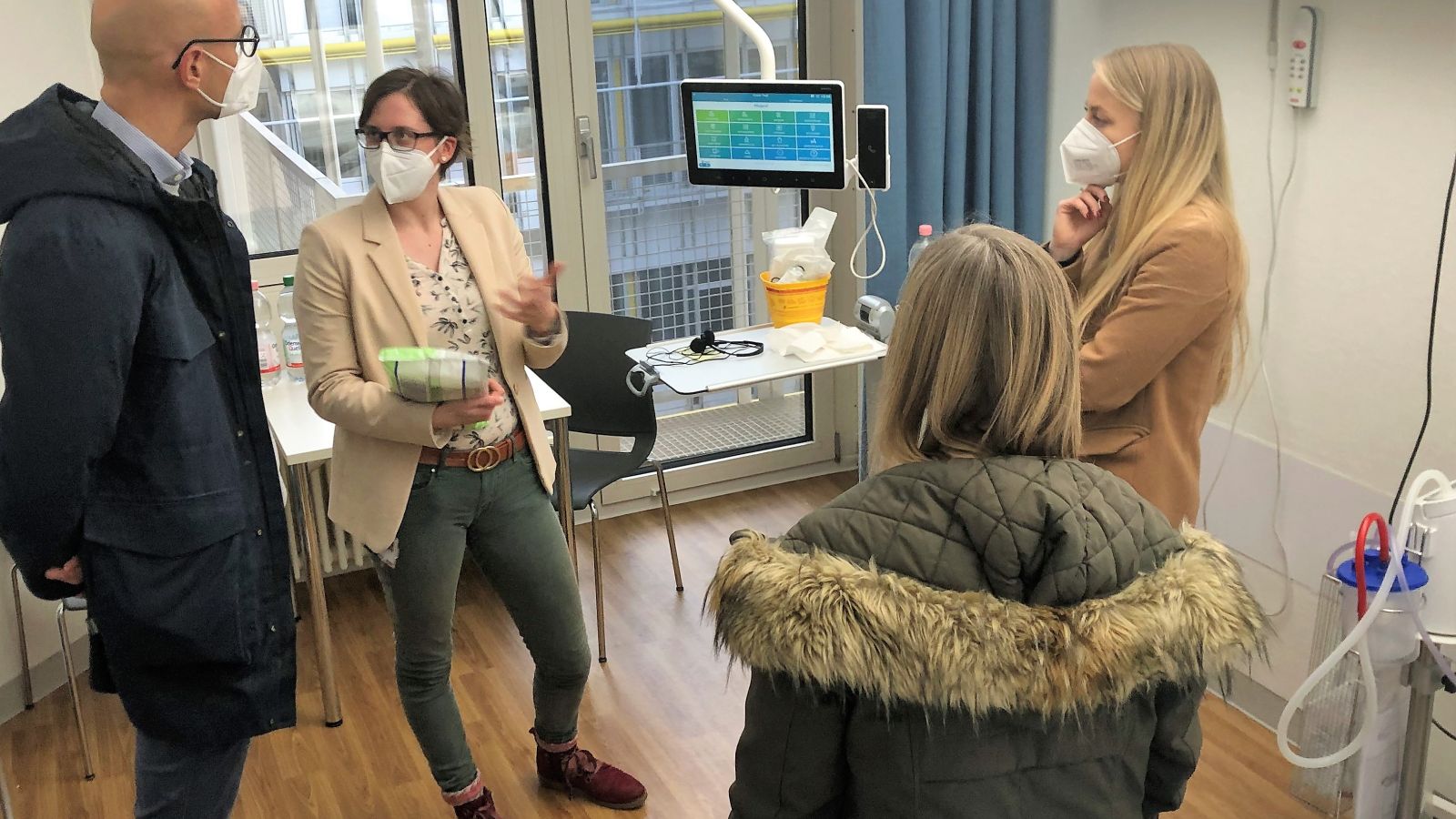 Das Bild zeigt die Führung durch das INSPIRE Living Lab im Rahmen des Besuchs von Novo Nordisk am Forschungscampus M²OLIE.