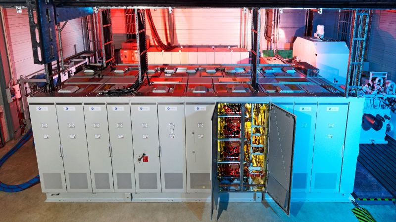 Das Bild zeigt  einen leistungselektronischen Umrichter zur Steuerung und Optimierung der Leistungsflüsse in den elektrischen Netzen der Zukunft.
