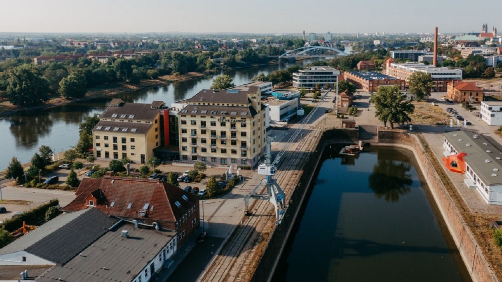 Das Bild zeigt das Gelände auf dem der Transferhafen Magdeburg entsteht.