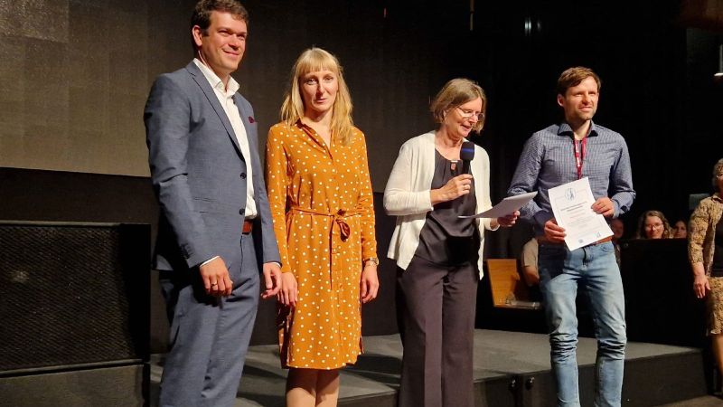 Das Bild zeigt担任POCT助燃剂团队（von links:Florian Wolf博士、Anni Matthes、Jutta Bleidorn教授、Robby Markwart博士），在Preisverleihung机场DESAM Jahreskongress mit dem DESAM-Nachwuchspreis ausgezeichnet。 