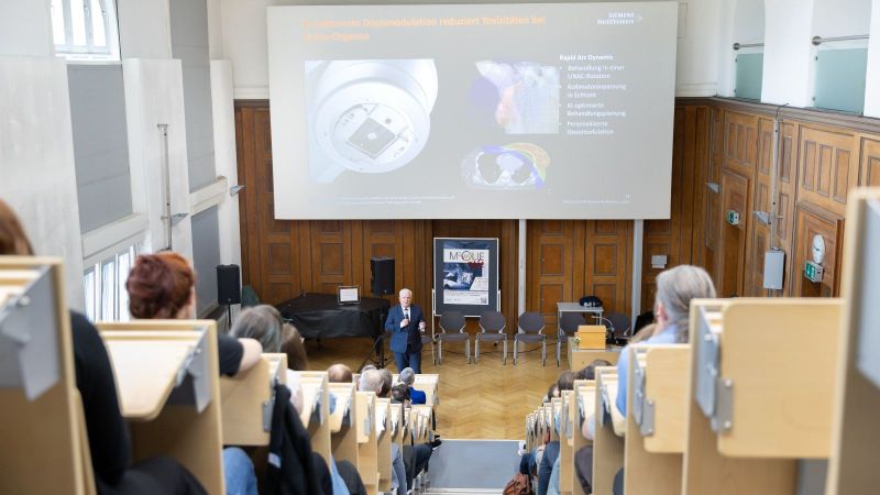 Blick von oben im Hörsaal auf den Vortragenden