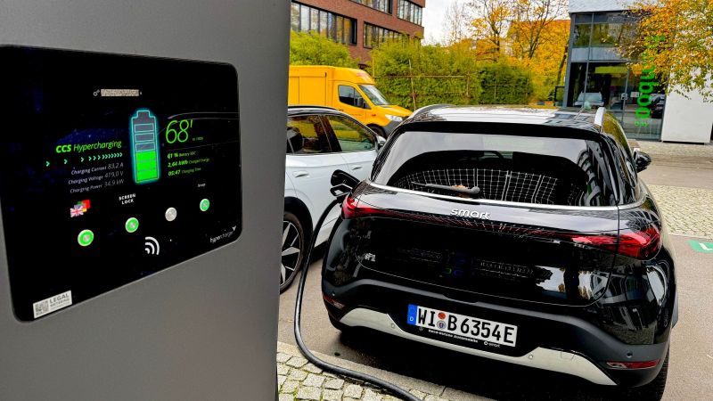 Der Hyperscharger, davor steht ein schwarzes Auto, das gerade lädt.