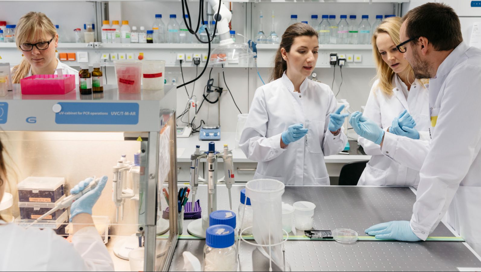 Wissenschaftler des InfectoGnostics Forschungscampus im Biochip-Labor am Zentrum für angewandte Forschung.