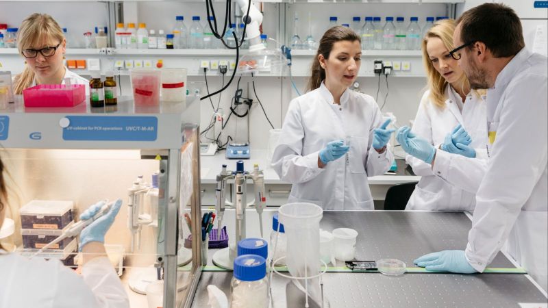 Wissenschaftler des InfectoGnostics Forschungscampus im Biochip-Labor am Zentrum für angewandte Forschung.