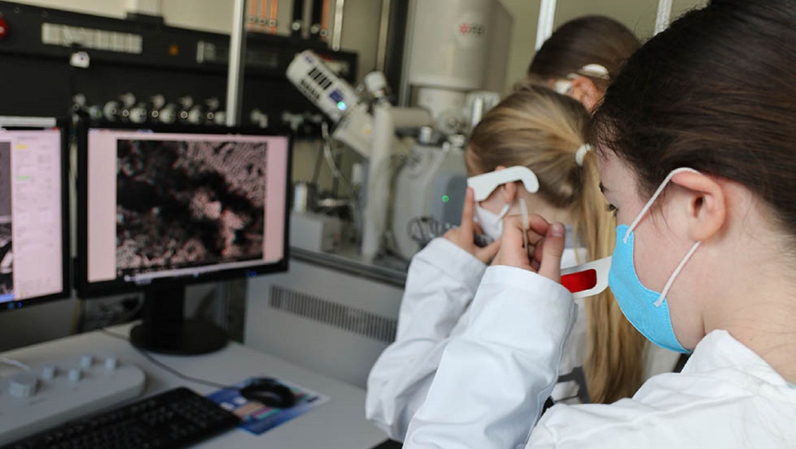 Am Rasterelektrodenmikroskop konnten die jungen Mädchen Ihre Probe durch die 3D-Brille betrachten.