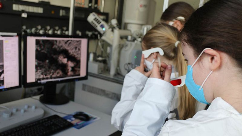 Am Rasterelektrodenmikroskop konnten die jungen Mädchen Ihre Probe durch die 3D-Brille betrachten.