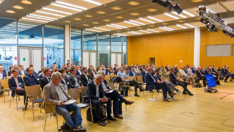 Industrievertreter und Wissenschaftler lauschen den Referenten während einer Session im Hörsaal