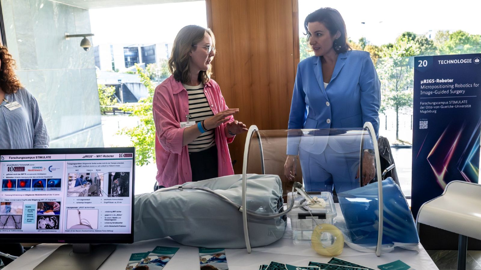 Bundesforschungsministerin Dorothee Bär informiert sich am Stand vom STIMULATE.