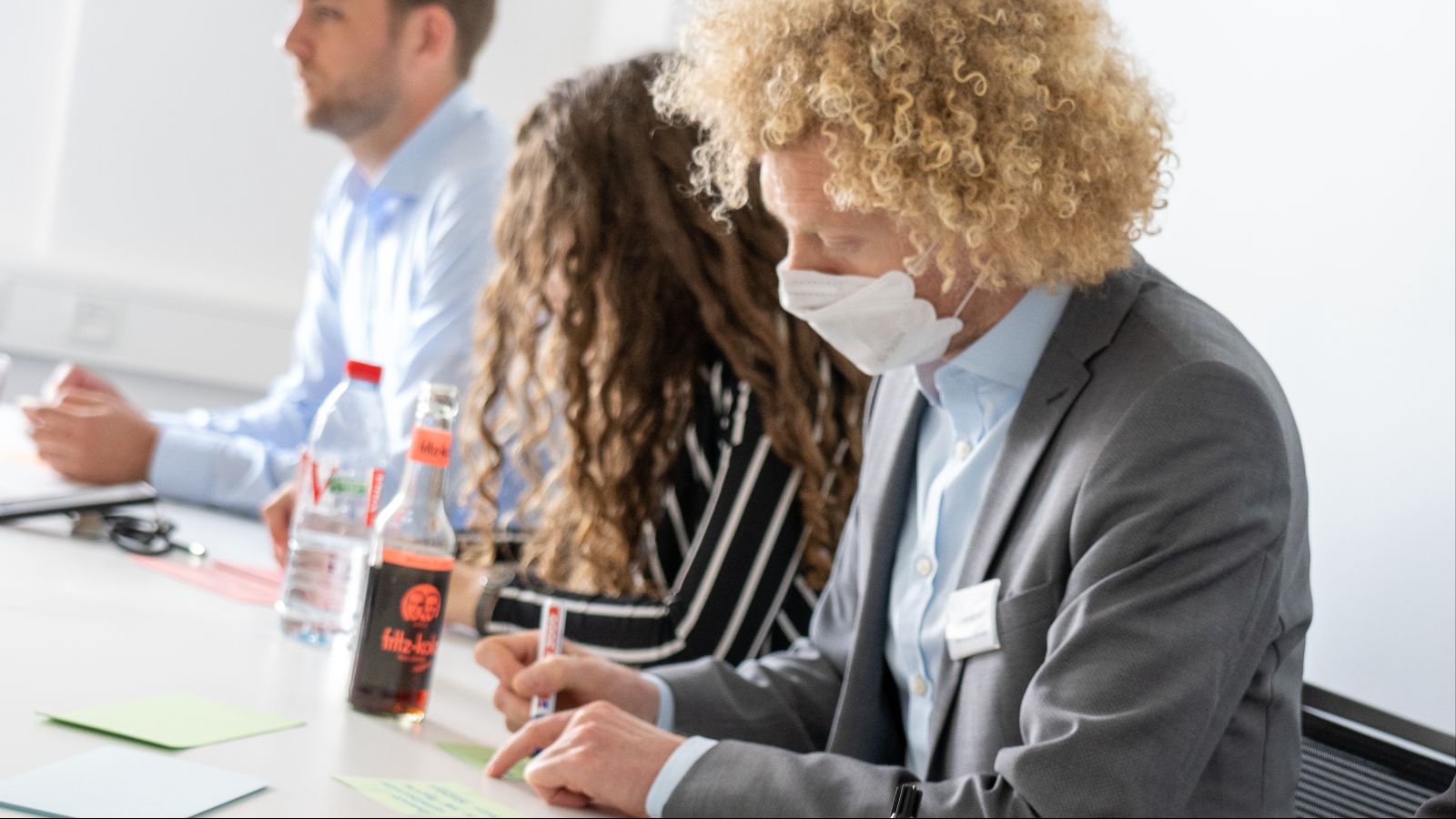 Workshopteilnehmende machen Notizen