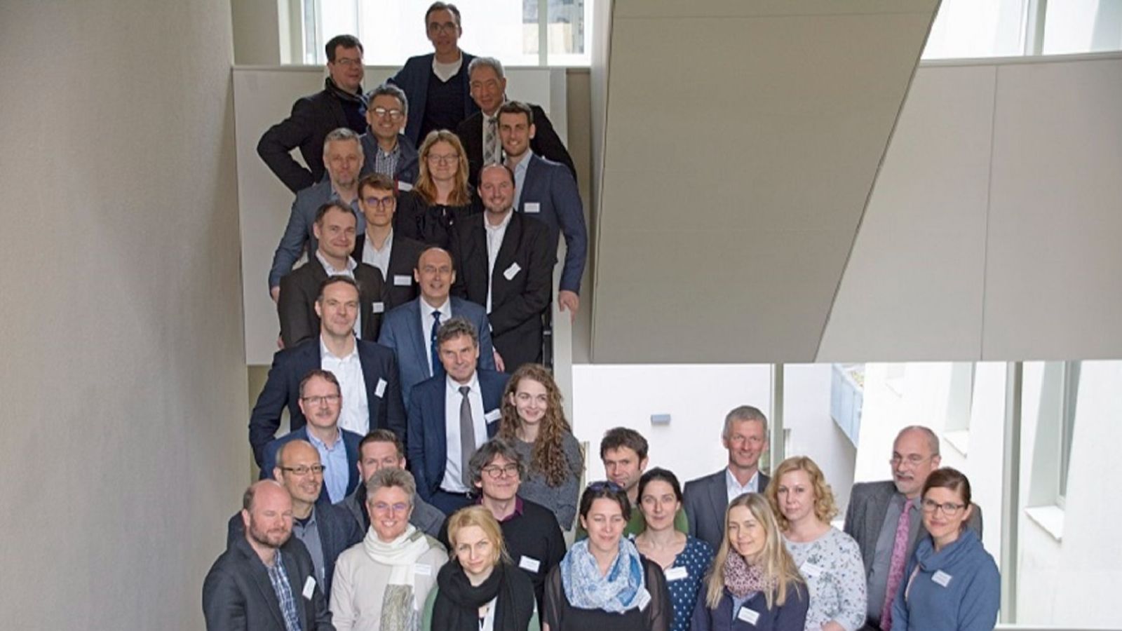 Publikum von hinten mit Blick auf Präsenation