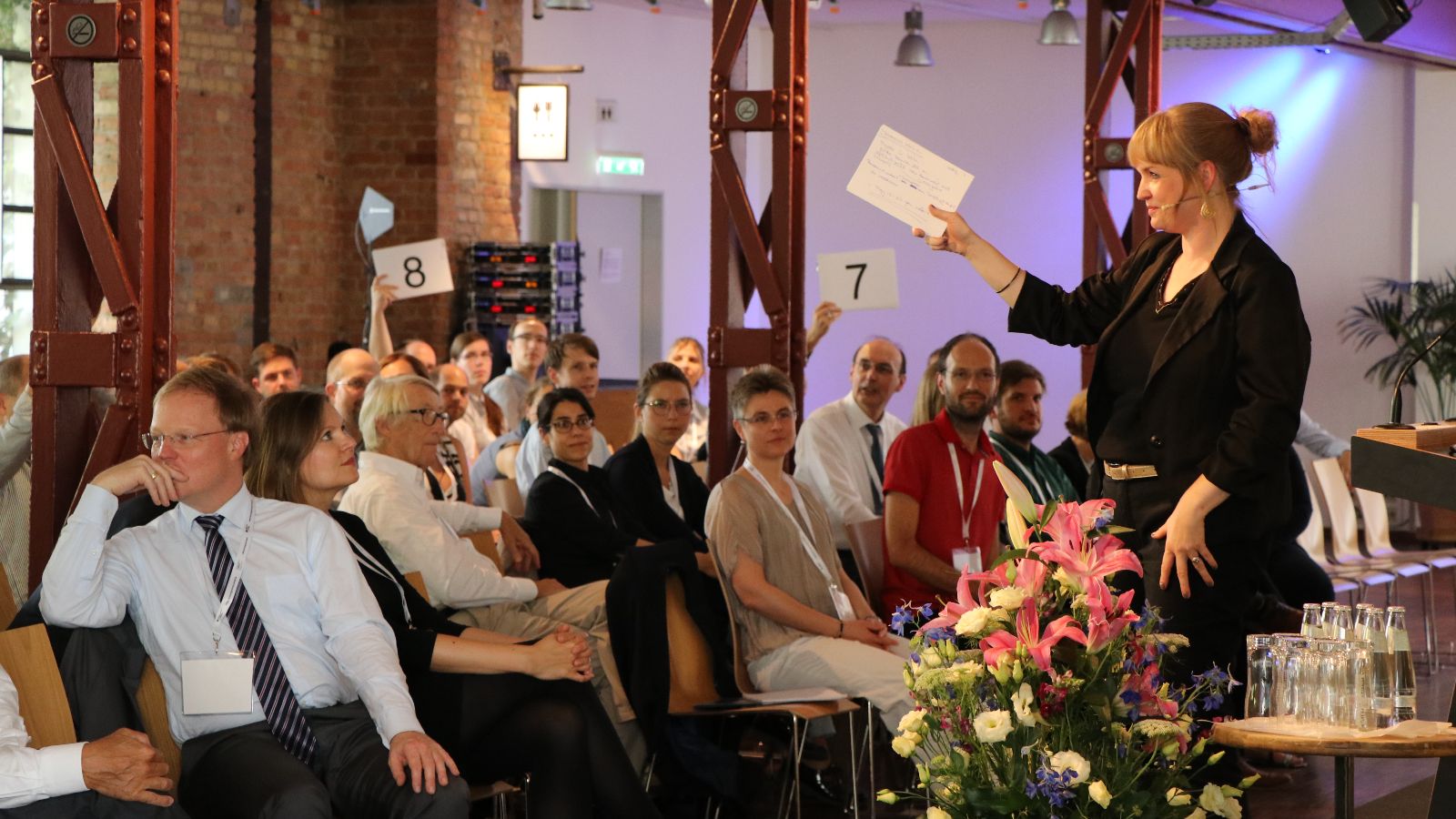 Moderatorin des Science Slams mit Publikum