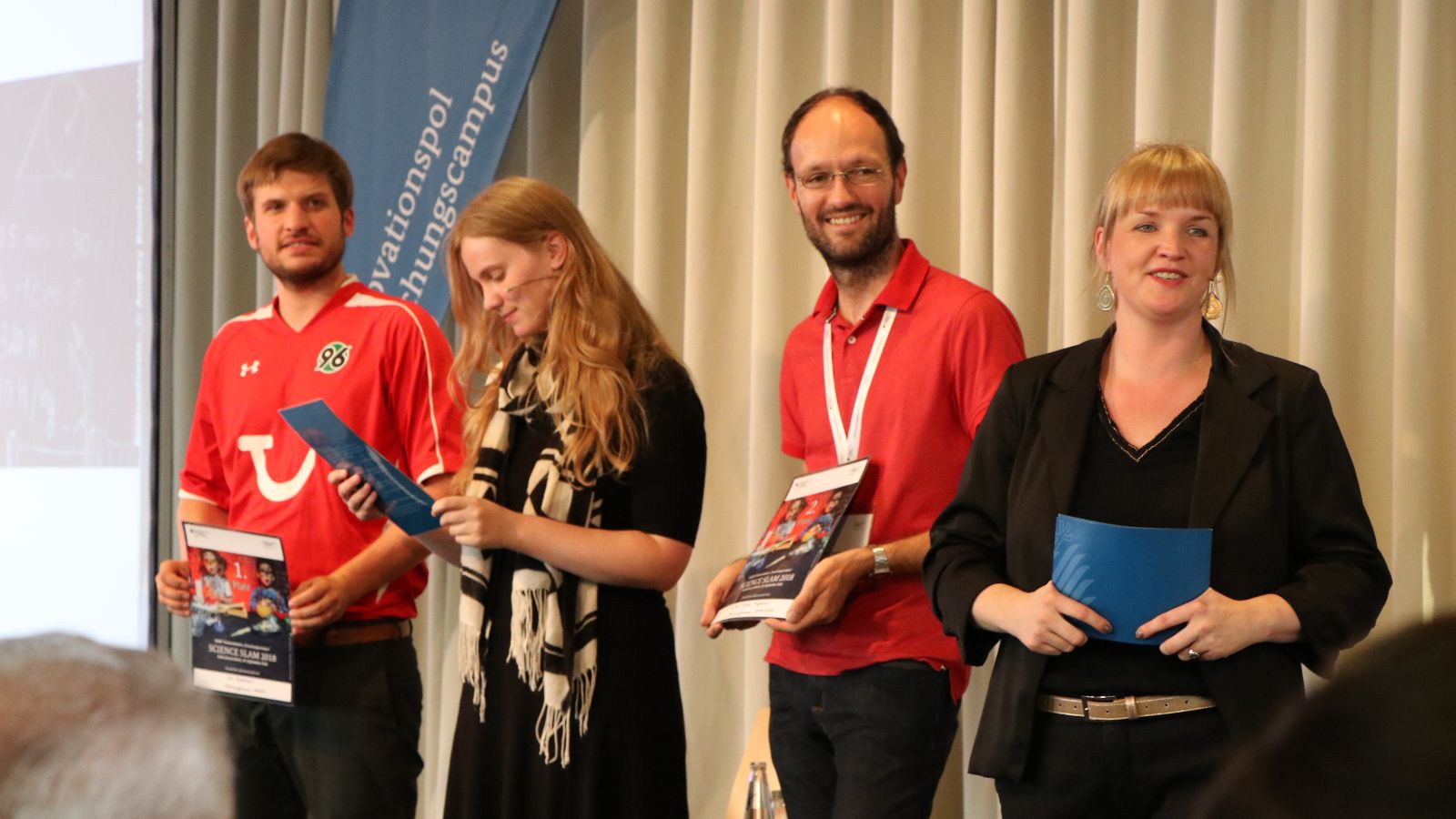 Science Slammer zusammen auf der Bühne