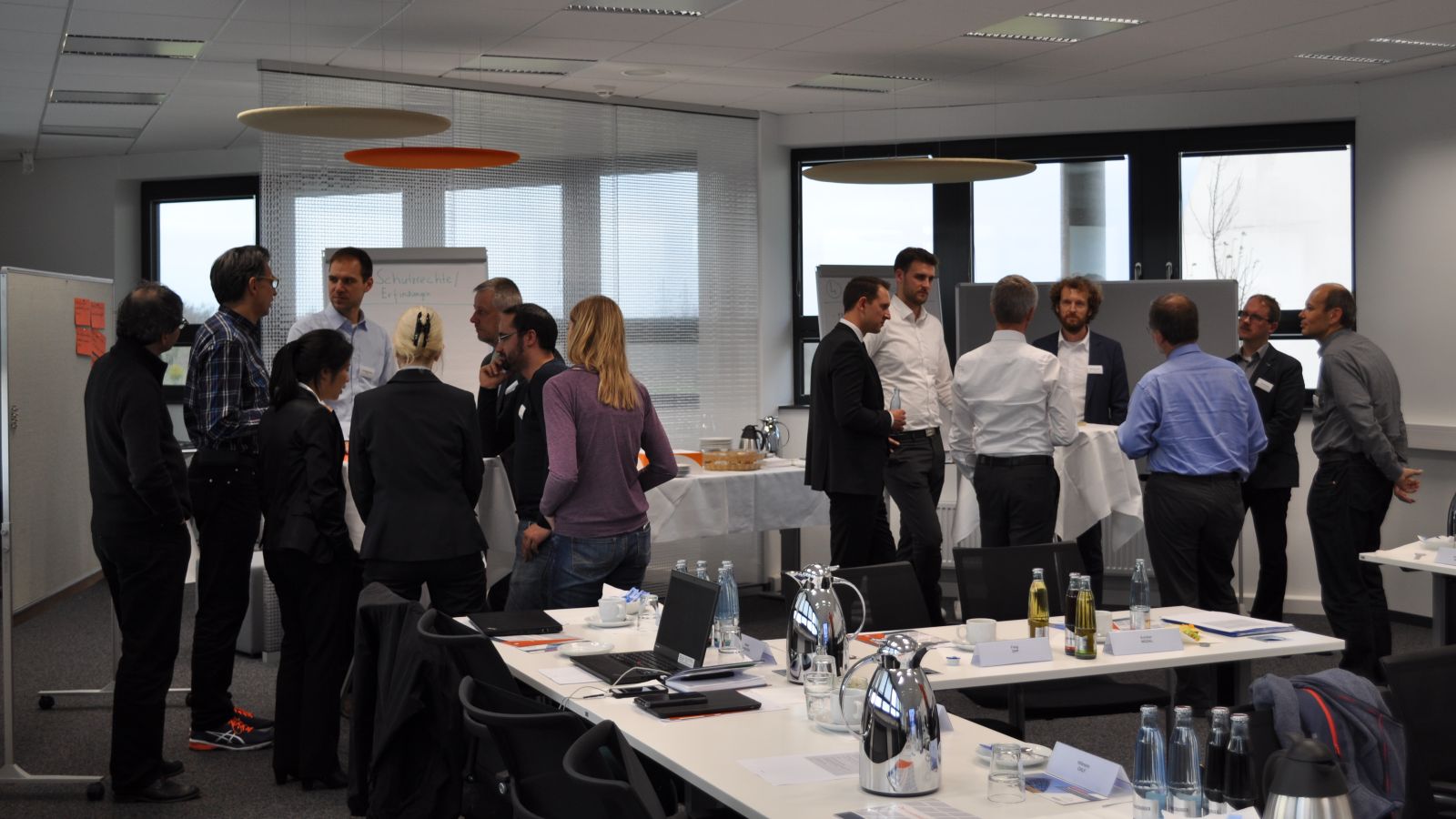 Teilnehmende in der Diskussion in zwei Gruppen