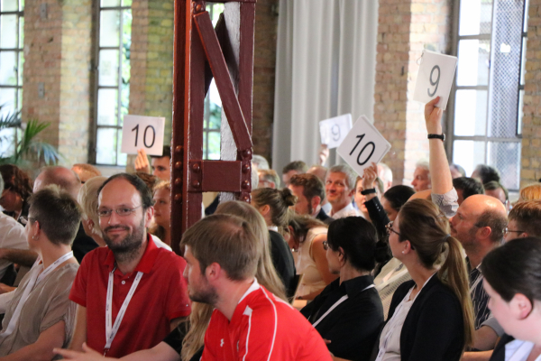 Begeisterung für die Präsentationen der Nachwuchskräfte aus den Forschungscampi im Science Slam. Das Publikum entscheidet.